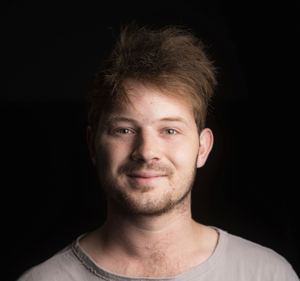 Portrait de Marius Gremaud, artiste de cirque et professeur d’équilibre sur les mains