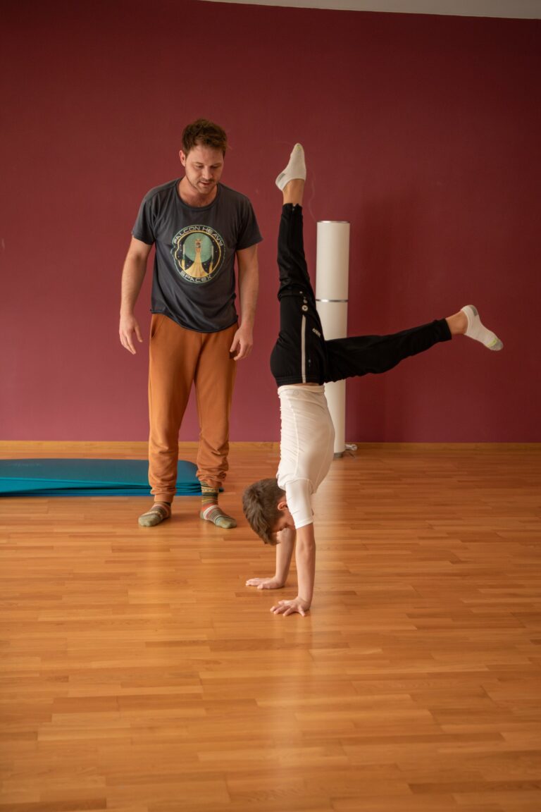 A child holds a handstand under Marius’s eye