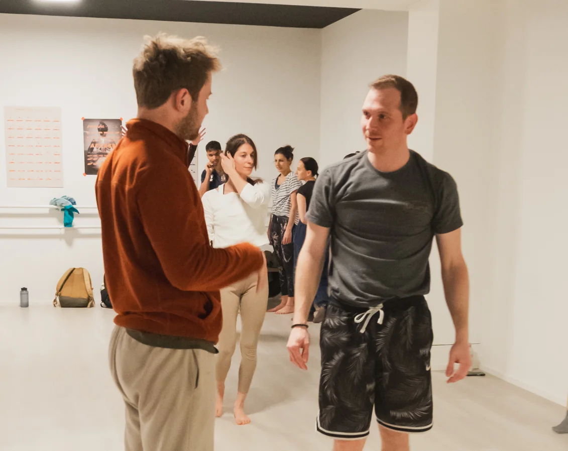 Marius Gremaud talking with a participant during a handstand workshop