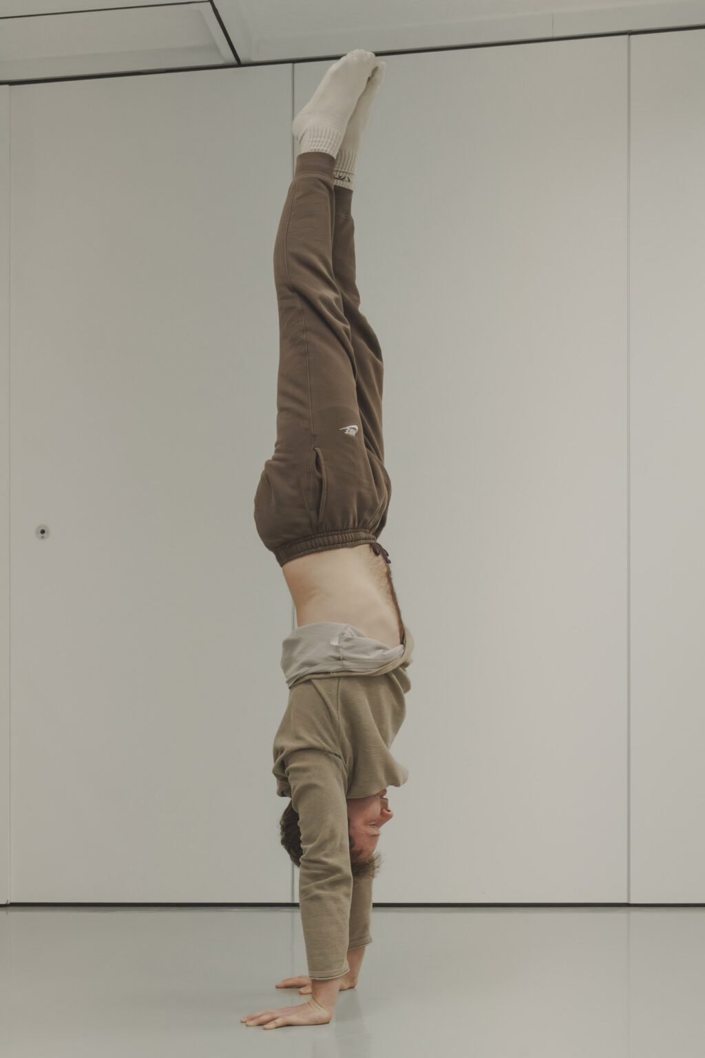 Marius im geraden Handstand im Studio