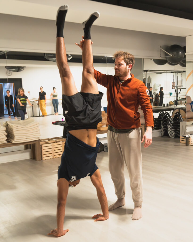Marius korrigiert einen Handstand